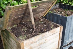 Compost box with pitchfork