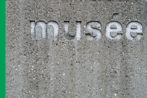 the word musee carved into cement
