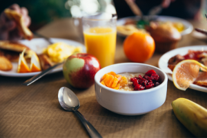 Comida de desayuno saludable y nutriente sobre la mesa