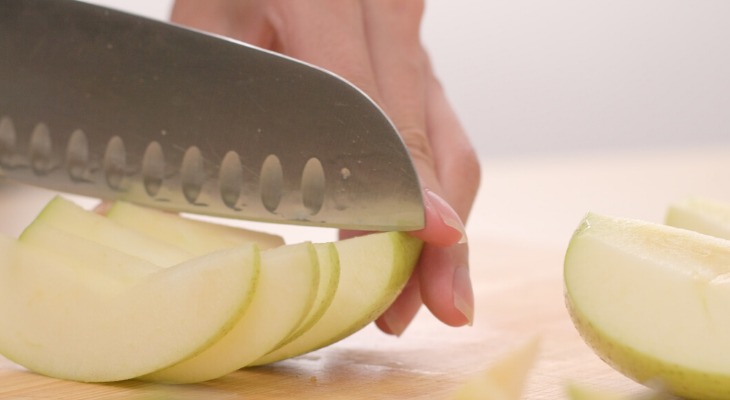 slicing apples 