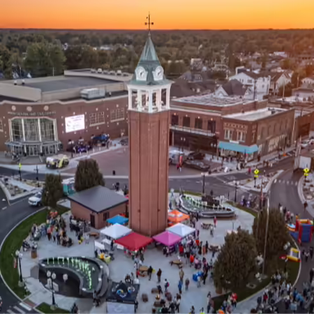 Traffic circle with tower in Marion, IL