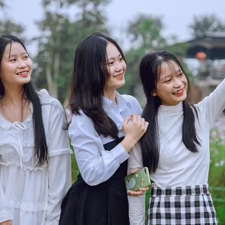 4 girls standing together and waving 