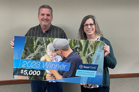 Man and woman holding sign with text 2023 Winner $5,000
