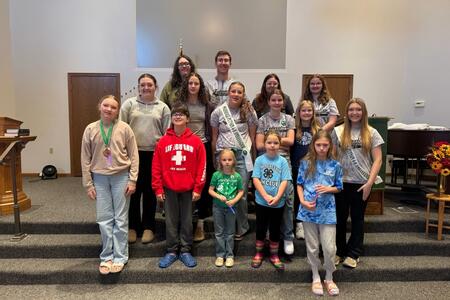 Marshall-Putnam 4-H members posing together as a group 
