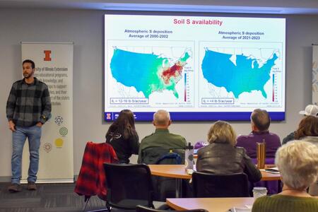 Dr. Giovani Preza-Fontes presenting powerpoint in a classroom.