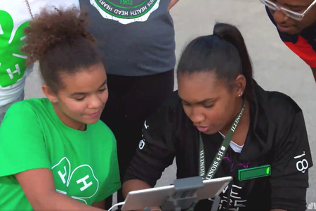 Illinois 4-H member mentors younger student