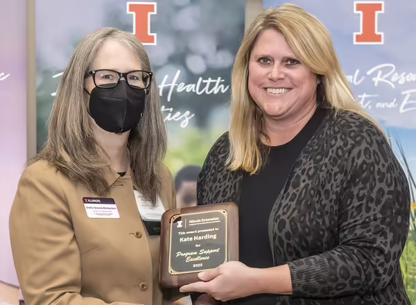Extension staff member Harding receiving award from director