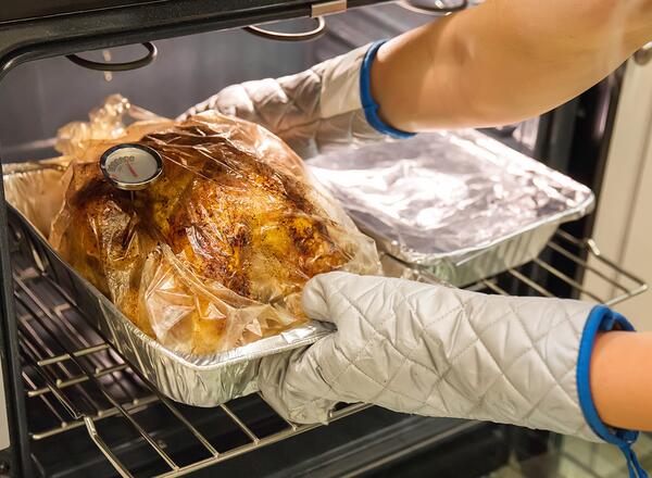 using oven cooking bag for cooking turkey