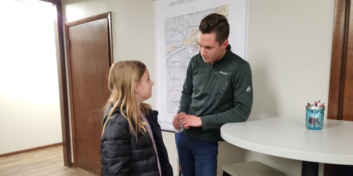 Nathanael Greene speaking with a 4-H member