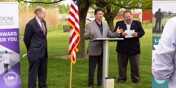 Illinois IDOA director gives a speech about mental health on the farm