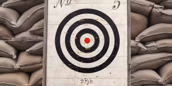 An empty archery target against sandbags 