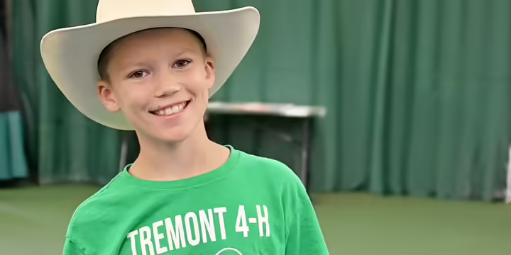 little boy in a cowboy hat