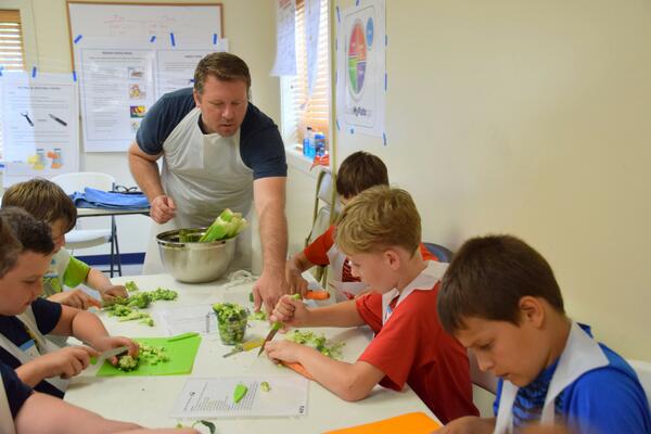 kids in a cooking class with Illinois Junior Chefs