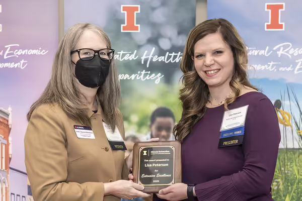Lesa Peterson receiving an award from Extension Director Shelly Nickols-Richardson