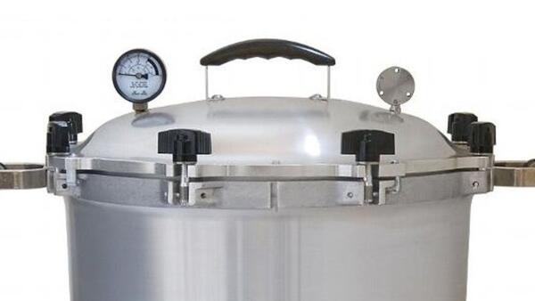 Pressure Canner with a gauge
