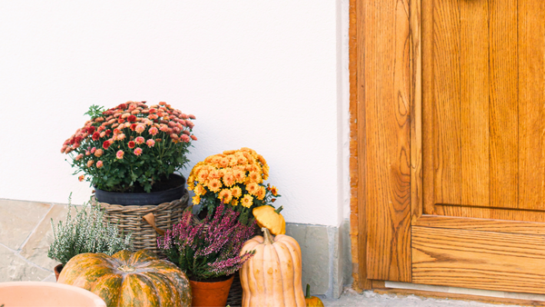 entranceway decorations with fall pumpkins