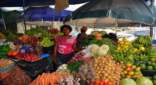 farmers market vendors and produce 