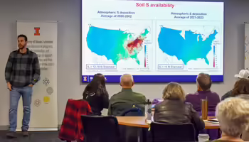 Dr. Giovani Preza-Fontes presenting powerpoint in a classroom.