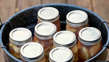 jars of apple pie filling in clear jars with two-piece lids