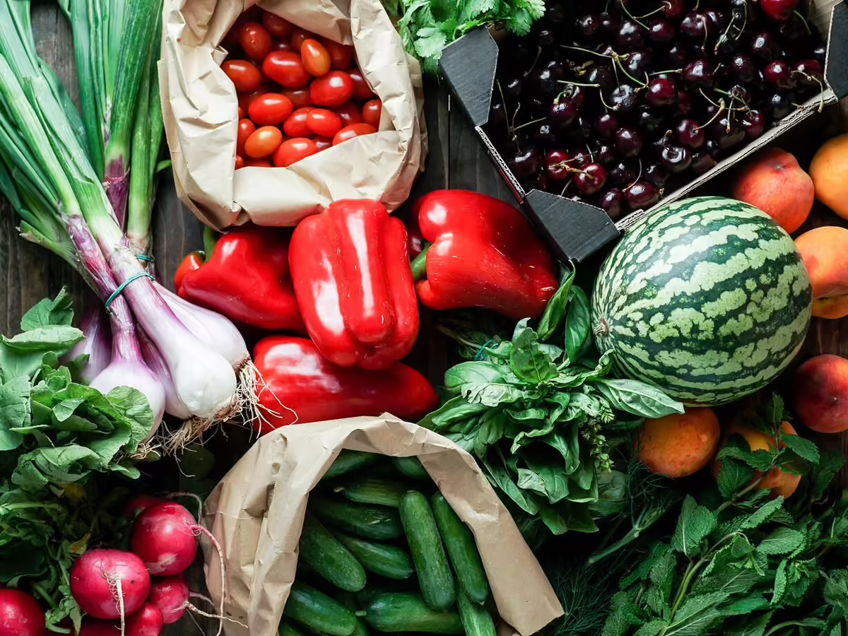 fresh onion, red peppers, cucumbers, radishes, tomatoes, and cherries