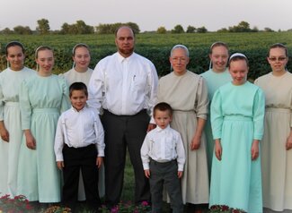 Leon and Katrina pose with their 8 children 