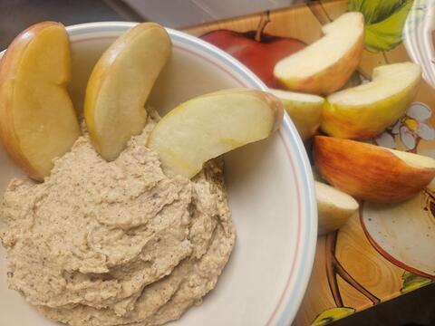 apple slices with eggnogdessert dip