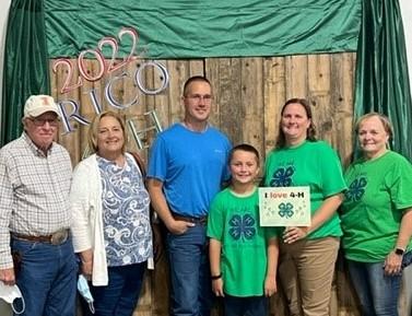 Three geration 4-H family with youth, parents and grandparents