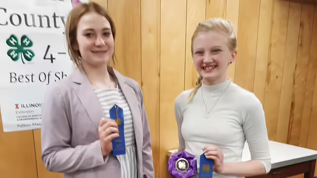 4-Hers holding ribbons