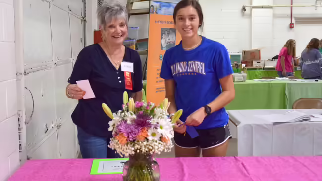 Peoria 4-H member having flower arrangement judged