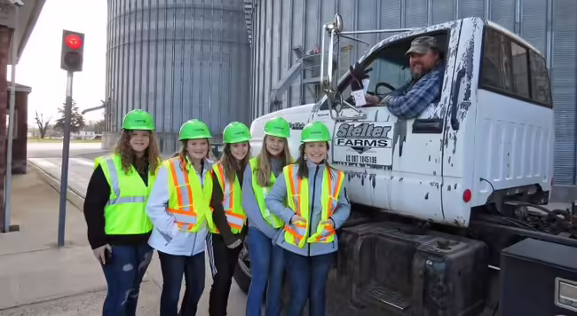 4-H youth distributing gifts to farmers