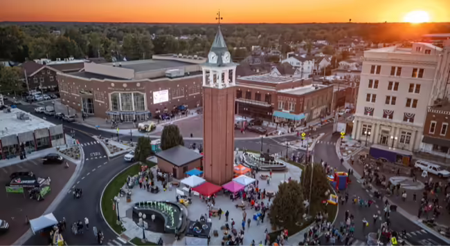 Traffic circle with tower in Marion, IL