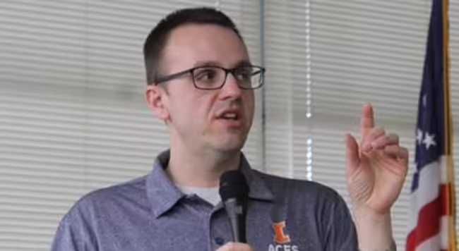 Person talking with a microphone