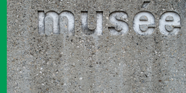 the word musee carved into cement